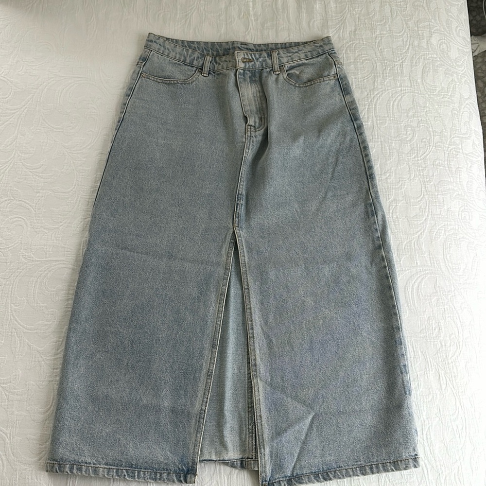 BEIGE BOTANY midi skirt in light wash denim